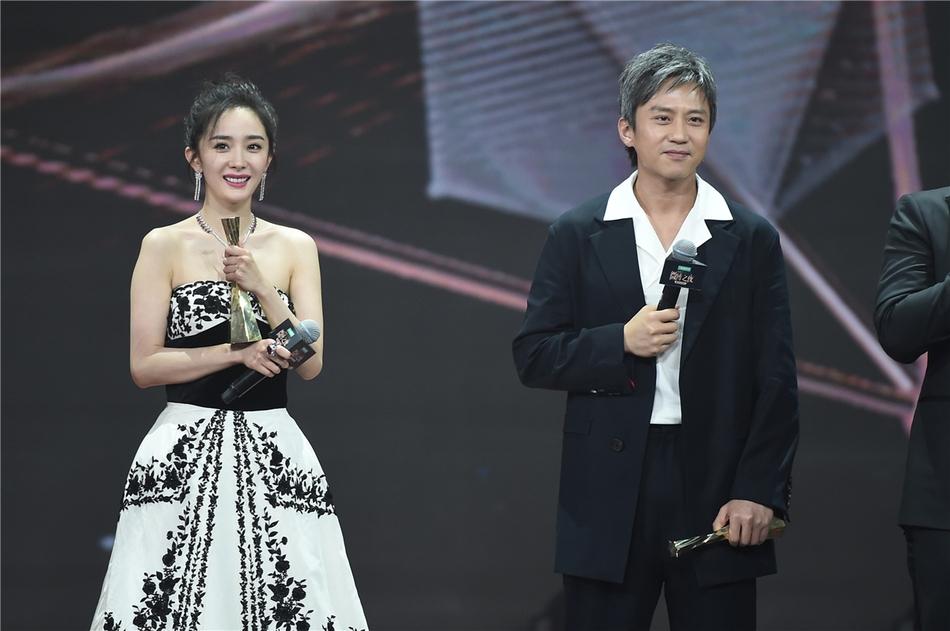 Hình ảnh HOT nhất mạng xã hội hôm nay: Dương Mịch xin kẹo chia cho Ngô Diệc Phàm-11