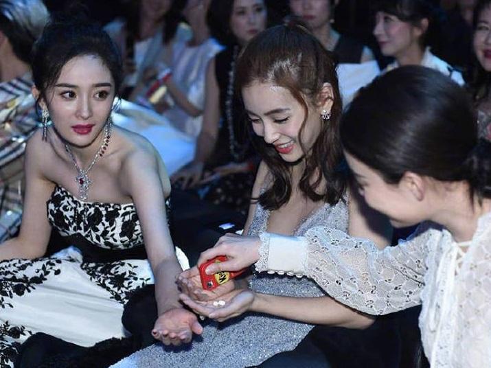 Bức ảnh HOT nhất mạng xã hội Hoa ngữ: Angela Baby trượt chân ngã, người chị Dương Mịch ngồi cười không ngậm nổi miệng-14