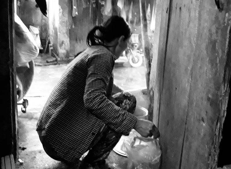 Hành động của ông chủ giàu có chợ Long Biên khiến nữ phu xe bật khóc-1