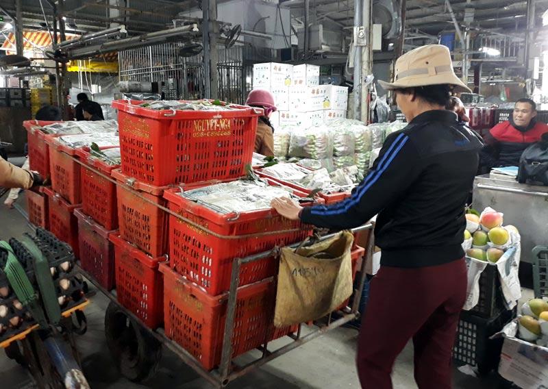 Hành động của ông chủ giàu có chợ Long Biên khiến nữ phu xe bật khóc-2