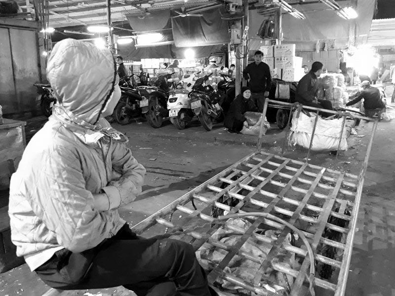 Hành động của ông chủ giàu có chợ Long Biên khiến nữ phu xe bật khóc-3