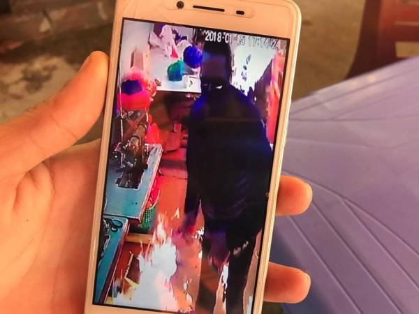 Giây phút cô gái bị bạn trai ngoại quốc bịt mặt lao vào tẩm xăng đốt cháy như ngọn đuốc-1