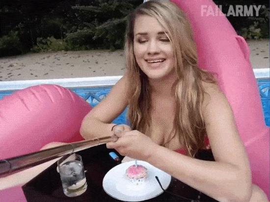 Bắt gặp tình huống 'dở khóc dở cười' ở bể bơi