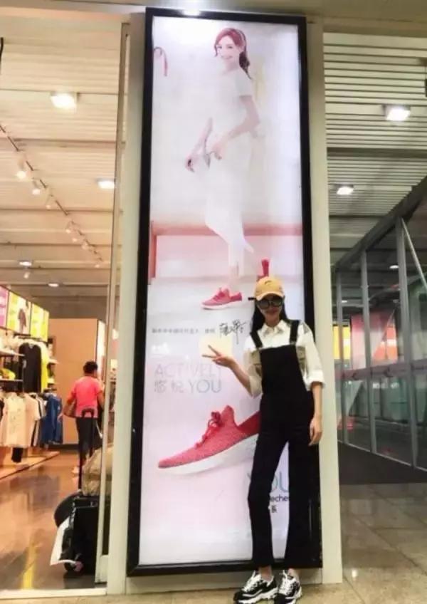 Phản ứng hài hước và dễ thương của loạt sao Hoa ngữ khi thấy poster của chính mình-4