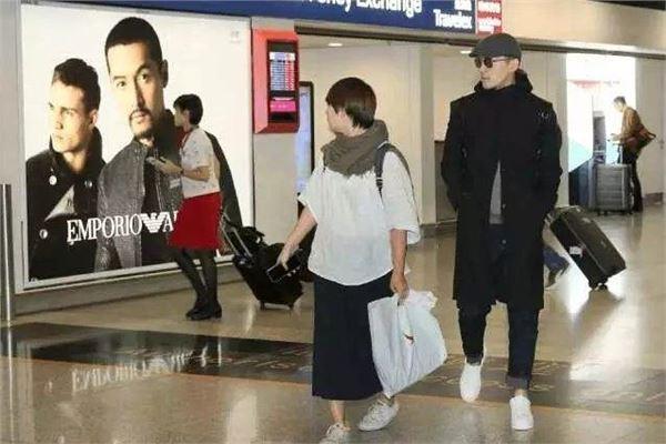 Phản ứng hài hước và dễ thương của loạt sao Hoa ngữ khi thấy poster của chính mình-1