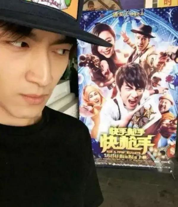 Phản ứng hài hước và dễ thương của loạt sao Hoa ngữ khi thấy poster của chính mình-6