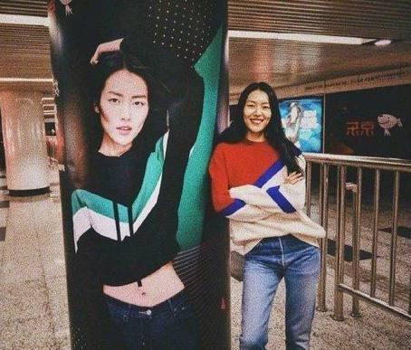 Phản ứng hài hước và dễ thương của loạt sao Hoa ngữ khi thấy poster của chính mình-7