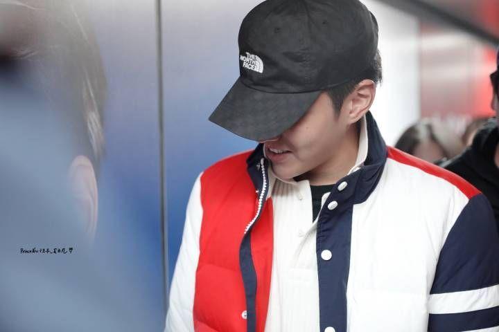 Phản ứng hài hước và dễ thương của loạt sao Hoa ngữ khi thấy poster của chính mình-9