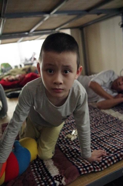 Hà Nội: Phát hiện bé trai khoảng 5 tuổi có dấu hiệu tự kỉ đi lạc-1