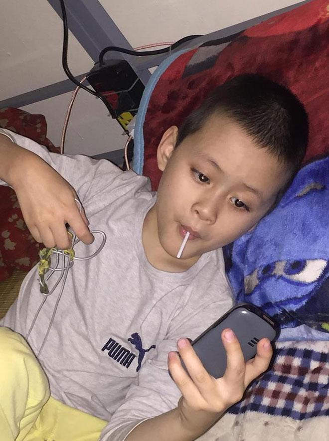 Hà Nội: Phát hiện bé trai khoảng 5 tuổi có dấu hiệu tự kỉ đi lạc-2