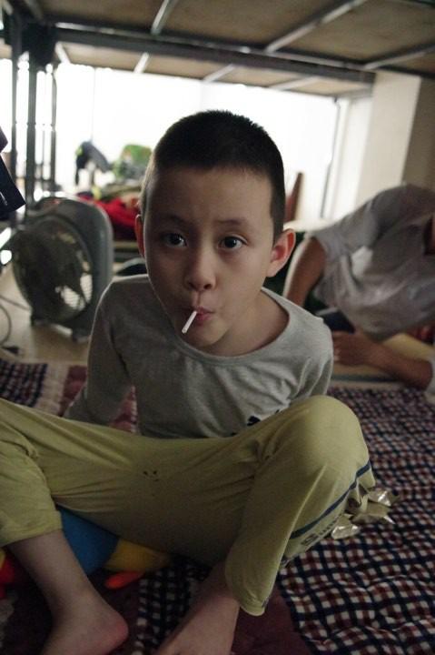 Hà Nội: Phát hiện bé trai khoảng 5 tuổi có dấu hiệu tự kỉ đi lạc-3