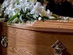 Người mẹ đã chết 10 ngày bỗng sinh con trong quan tài khiến nhân viên nhà tang lễ hốt hoảng