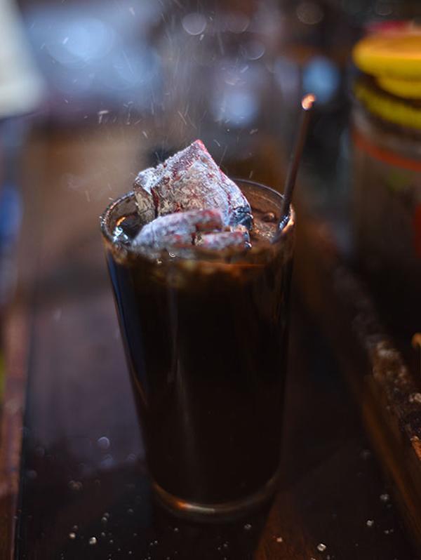 Kỳ lạ món đồ uống từ than chỉ có thể tìm thấy ở một nơi duy nhất trên thế giới-2