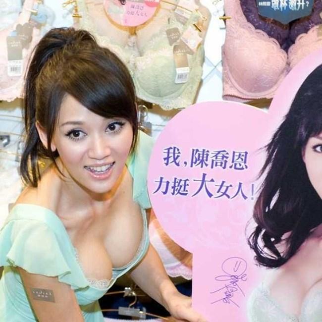 Mỹ nữ tuột bikini bị tài tử kém 18 tuổi cưỡng hôn hút triệu người xem-1