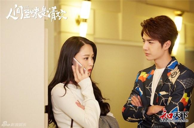 Mỹ nữ tuột bikini bị tài tử kém 18 tuổi cưỡng hôn hút triệu người xem-5