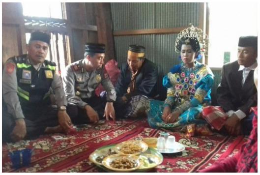 Chẳng làm gì nhưng cặp đôi vẫn bị ép cưới vì dân làng thấy ở cùng nhau trong vườn cây-1