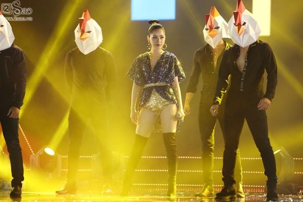 Phạm Hương bẽn lẽn bên Noo Phước Thịnh, vinh dự trao giải cho GOT7-1