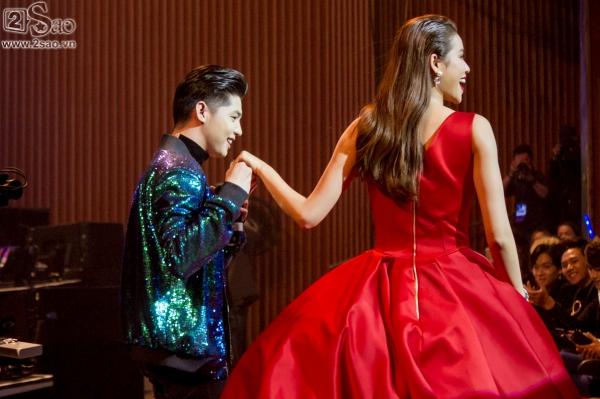 Phạm Hương bẽn lẽn bên Noo Phước Thịnh, vinh dự trao giải cho GOT7-5