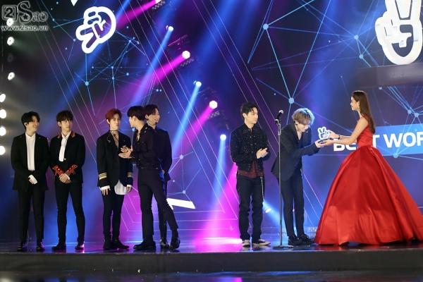 Phạm Hương bẽn lẽn bên Noo Phước Thịnh, vinh dự trao giải cho GOT7-8