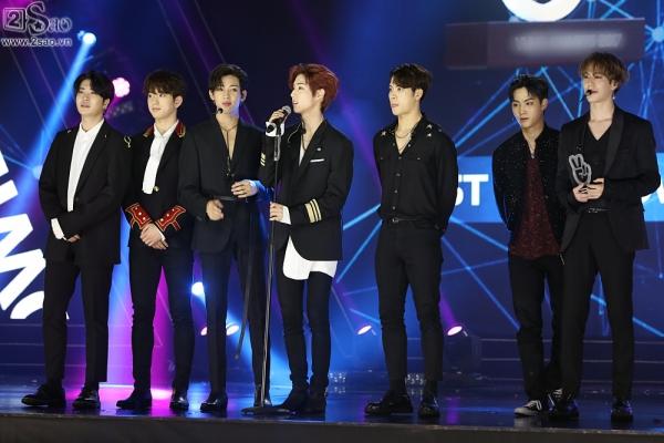 Phạm Hương bẽn lẽn bên Noo Phước Thịnh, vinh dự trao giải cho GOT7-9