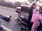 Phẫn nộ hình phạt của người mẹ: Trói tay con vào xe máy rồi kéo lê trên đường