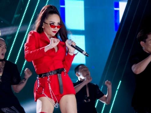 Fan nam hét to 'Không khỏe sao ngồi đây' khi được Tóc Tiên hỏi thăm