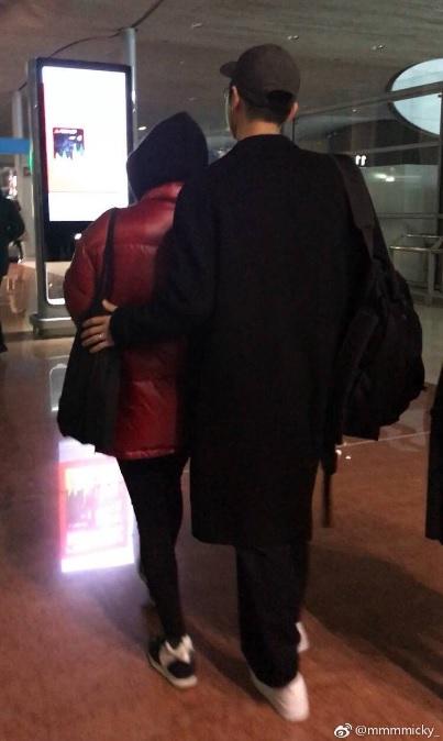 Song Joong Ki nắm chặt tay Song Hye Kyo, xuất hiện cực kỳ tình cảm tại sân bay-1