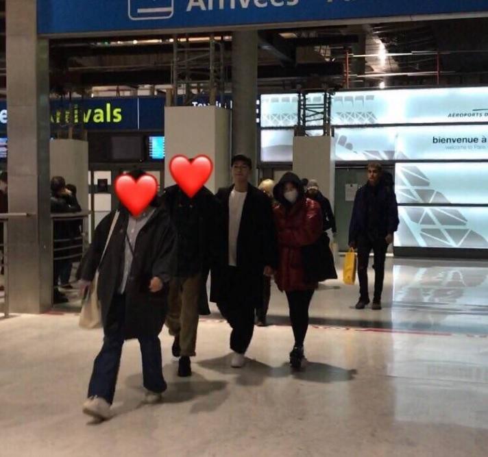 Song Joong Ki nắm chặt tay Song Hye Kyo, xuất hiện cực kỳ tình cảm tại sân bay-2