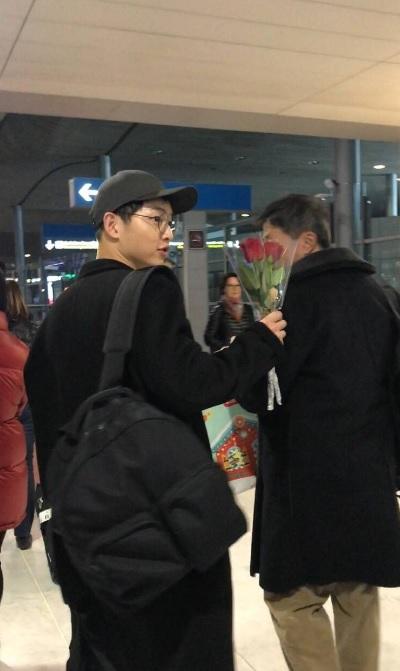 Song Joong Ki nắm chặt tay Song Hye Kyo, xuất hiện cực kỳ tình cảm tại sân bay-3