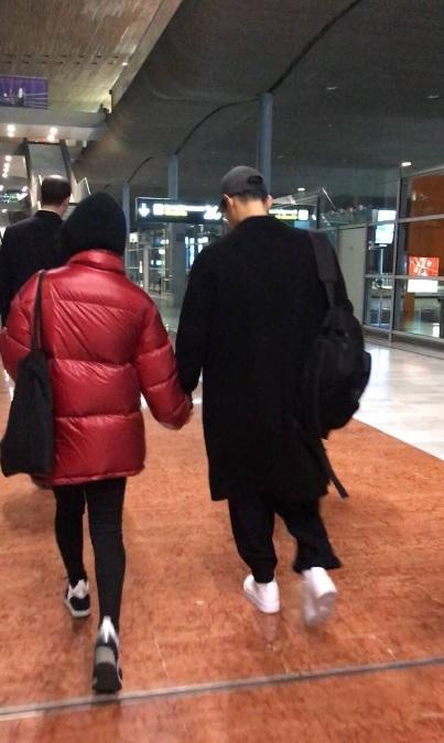 Song Joong Ki nắm chặt tay Song Hye Kyo, xuất hiện cực kỳ tình cảm tại sân bay-4