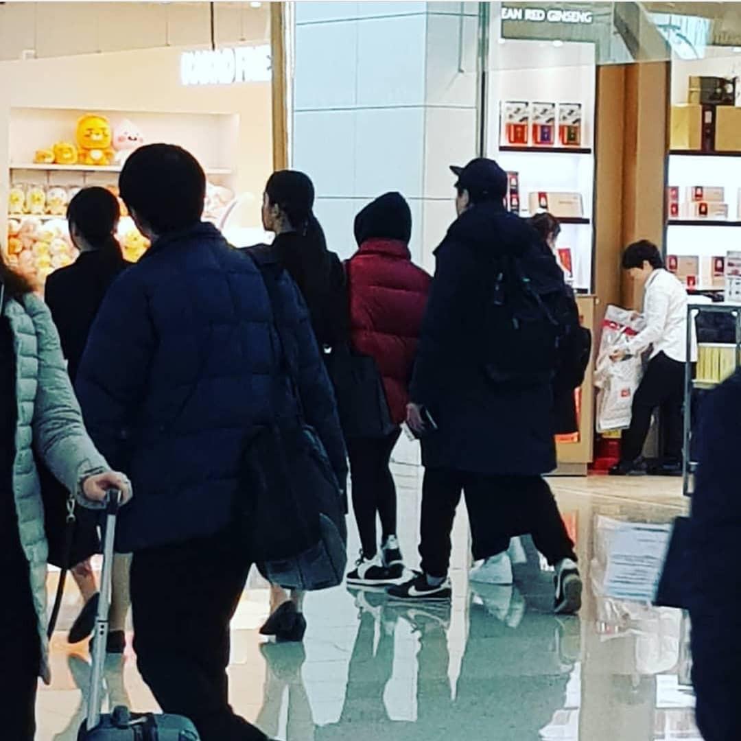 Song Joong Ki nắm chặt tay Song Hye Kyo, xuất hiện cực kỳ tình cảm tại sân bay-5