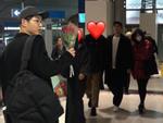 Song Joong Ki nắm chặt tay Song Hye Kyo, xuất hiện cực kỳ tình cảm tại sân bay