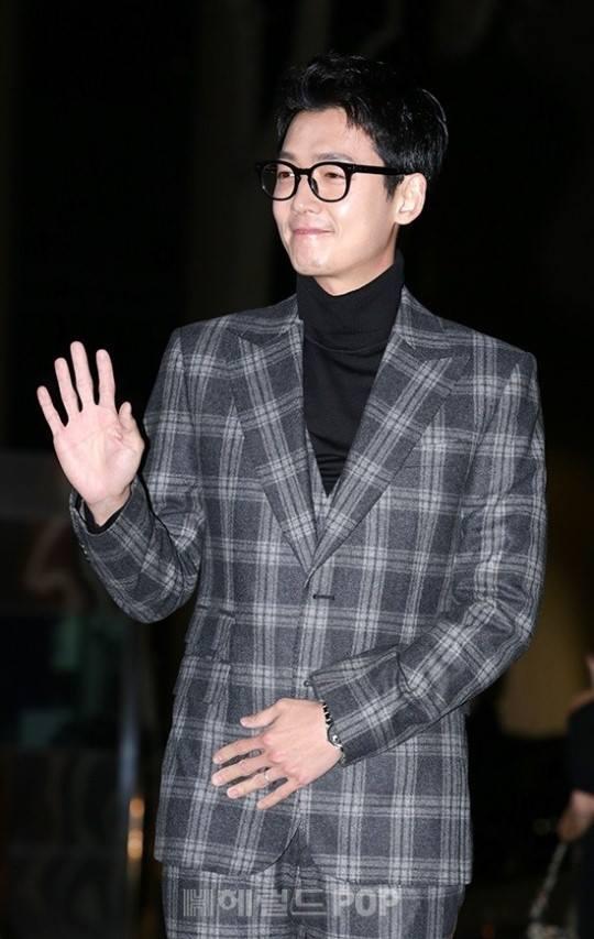 Sao Hàn 20/1: Bạn trai đeo nhẫn cưới, SNSD Soyoung sẽ sớm kết hôn?-1