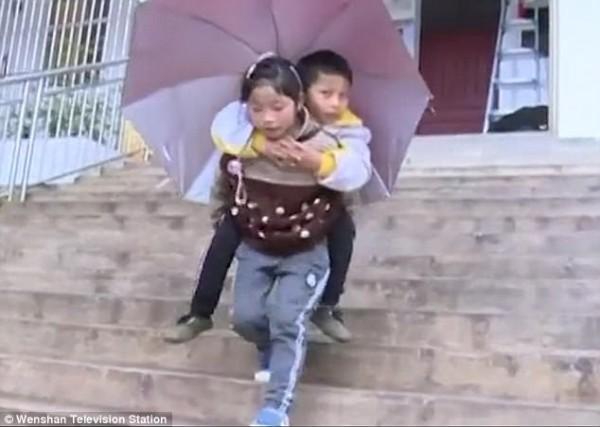 Bé gái 9 tuổi cõng anh trai tật nguyền đến trường mỗi ngày: Câu chuyện lay động hàng triệu trái tim-1