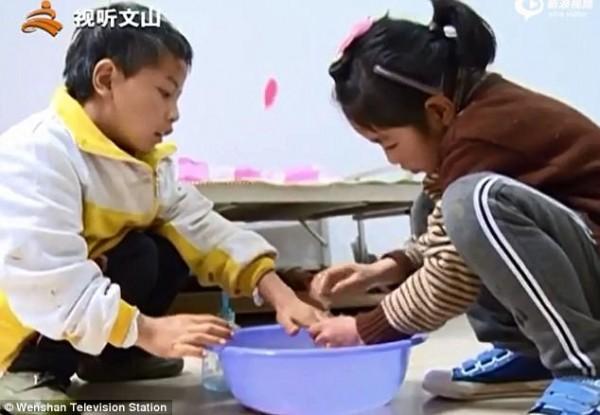 Bé gái 9 tuổi cõng anh trai tật nguyền đến trường mỗi ngày: Câu chuyện lay động hàng triệu trái tim-3