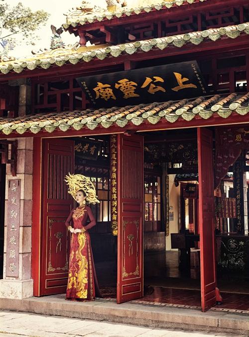 Tường Linh diện quốc phục với 5 con rồng bay lượn trên nền gấm-2