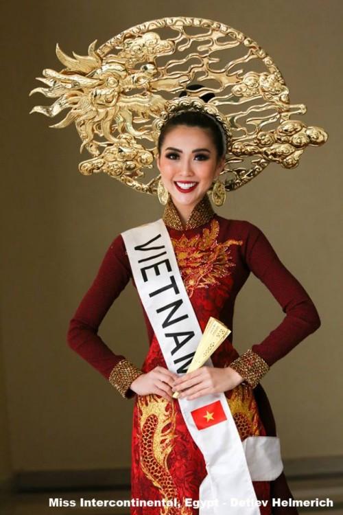 Tường Linh diện quốc phục với 5 con rồng bay lượn trên nền gấm-3