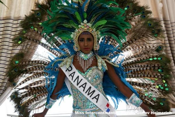 Tường Linh diện quốc phục với 5 con rồng bay lượn trên nền gấm-4