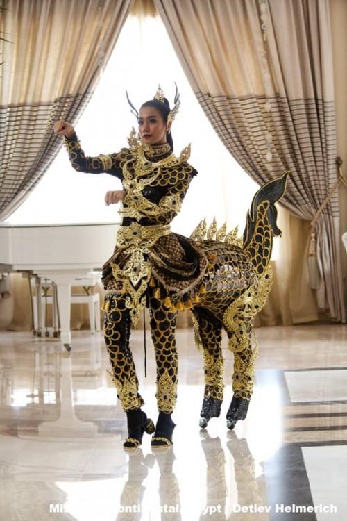 Tường Linh diện quốc phục với 5 con rồng bay lượn trên nền gấm-5