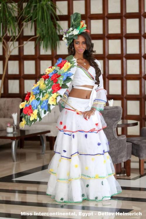 Tường Linh diện quốc phục với 5 con rồng bay lượn trên nền gấm-6