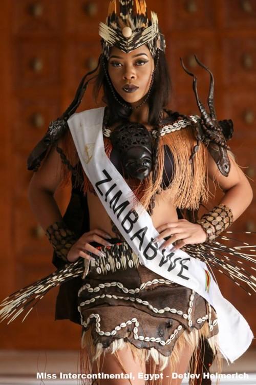 Tường Linh diện quốc phục với 5 con rồng bay lượn trên nền gấm-7