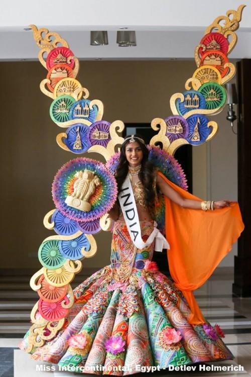 Tường Linh diện quốc phục với 5 con rồng bay lượn trên nền gấm-9