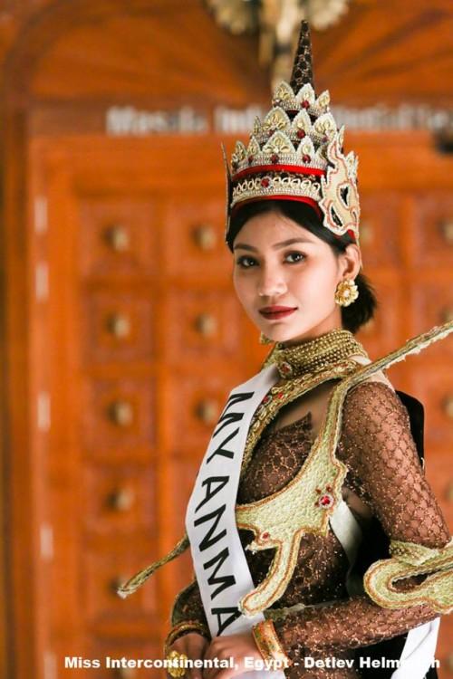 Tường Linh diện quốc phục với 5 con rồng bay lượn trên nền gấm-12