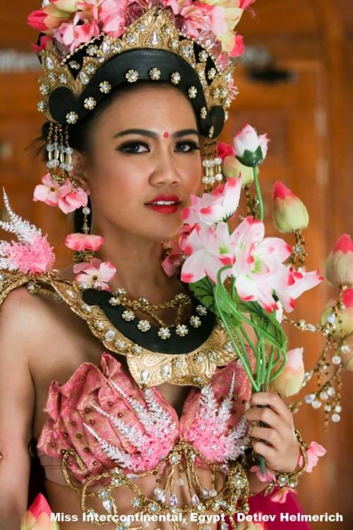 Tường Linh diện quốc phục với 5 con rồng bay lượn trên nền gấm-13