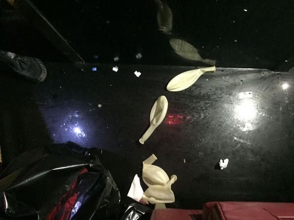 Nhiều dân chơi vứt ma túy, bóng cười rồi tìm cách tháo chạy khi công an ập vào quán bar ở trung tâm Sài Gòn-1