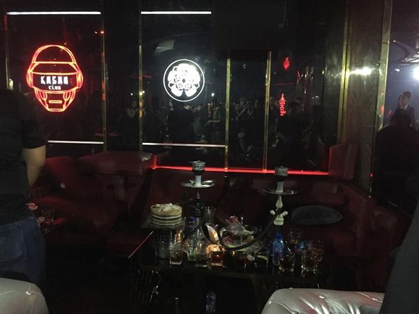 Nhiều dân chơi vứt ma túy, bóng cười rồi tìm cách tháo chạy khi công an ập vào quán bar ở trung tâm Sài Gòn-2