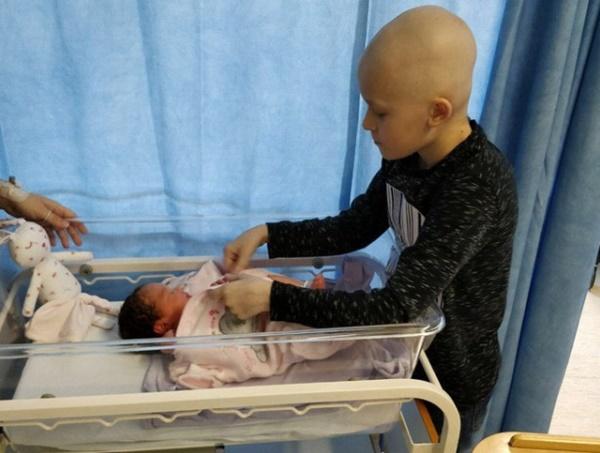 Cậu bé ung thư chiến đấu từng ngày để đón em gái chào đời-6
