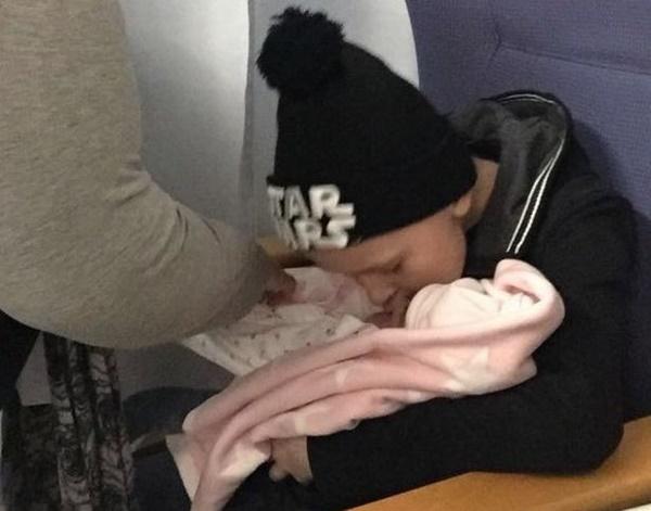 Cậu bé ung thư chiến đấu từng ngày để đón em gái chào đời-7