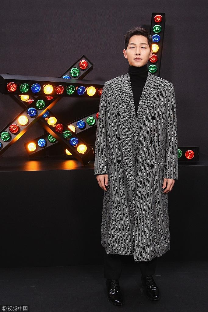 Vắng bóng Song Hye Kyo, Song Joong Ki vẫn rạng rỡ dự sự kiện một mình-1