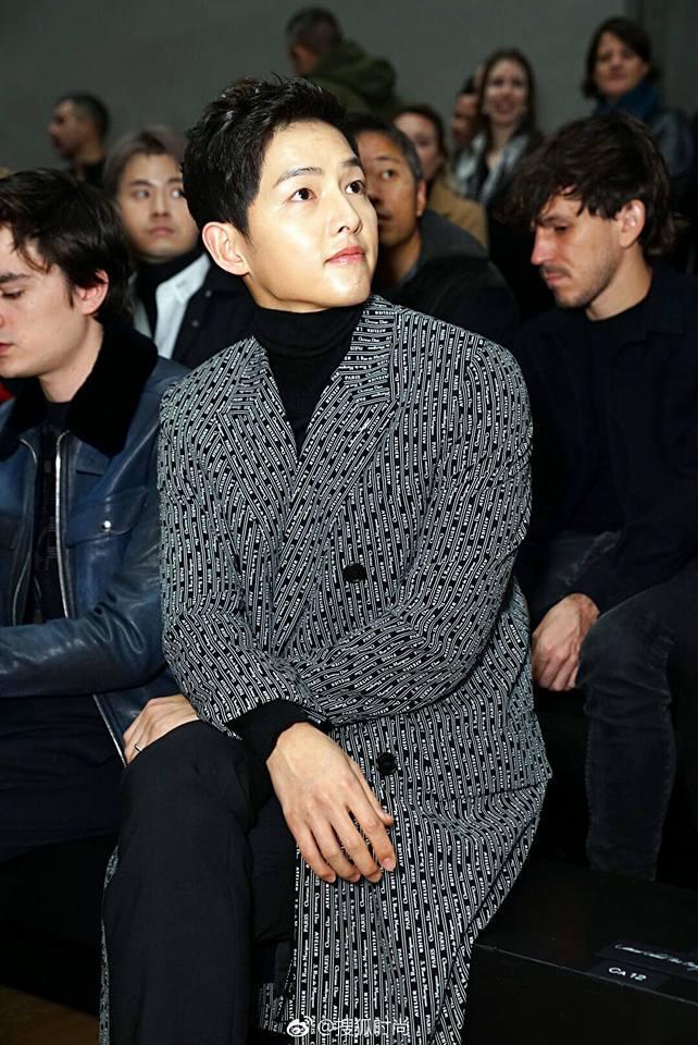 Vắng bóng Song Hye Kyo, Song Joong Ki vẫn rạng rỡ dự sự kiện một mình-2